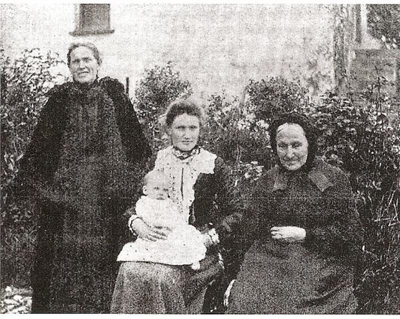 photo of Maryann O'Brien Collins and family co 1900